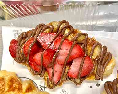 nutella strawberry croffle (นูเทลล่าสตรอเบอร์รี่)