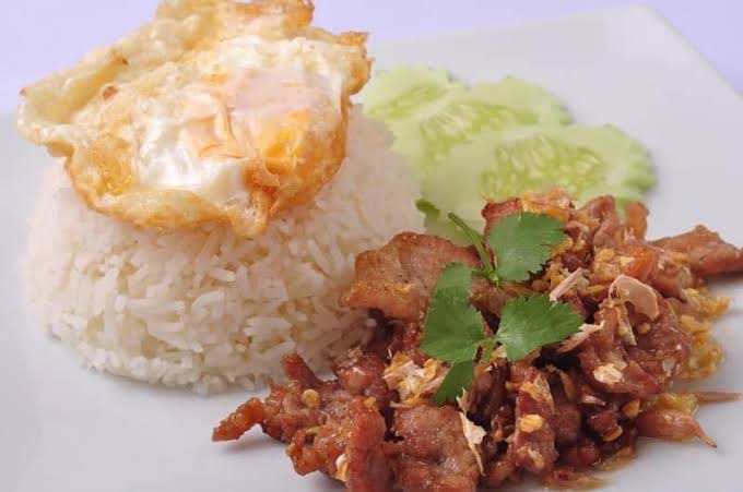 ข้าวหมูทอดกระเทียมพริกไทย