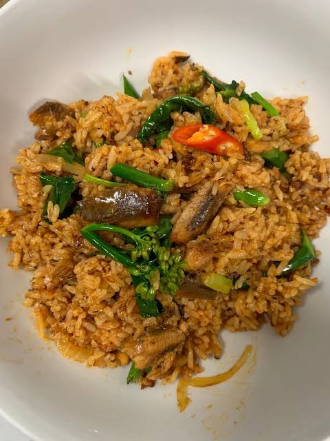 ข้าวผัดปลากระป๋อง