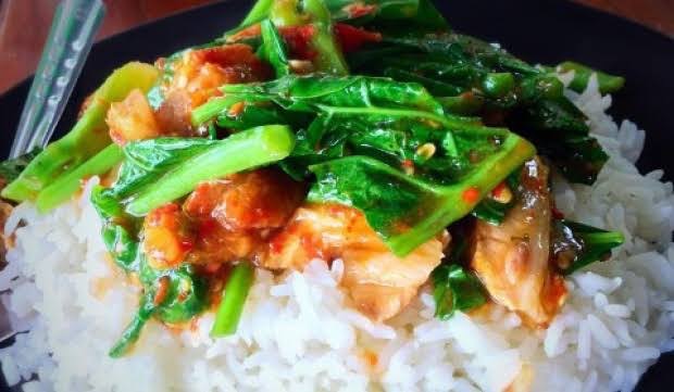 ข้าวราดผัดคะน้า
