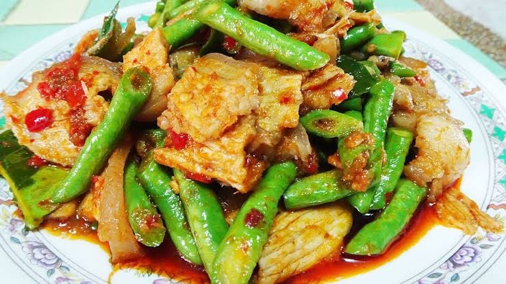 ผัดเครื่องแกง (กับข้าว)