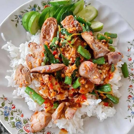 ข้าวราดผัดเครื่องแกงเครื่องในไก่