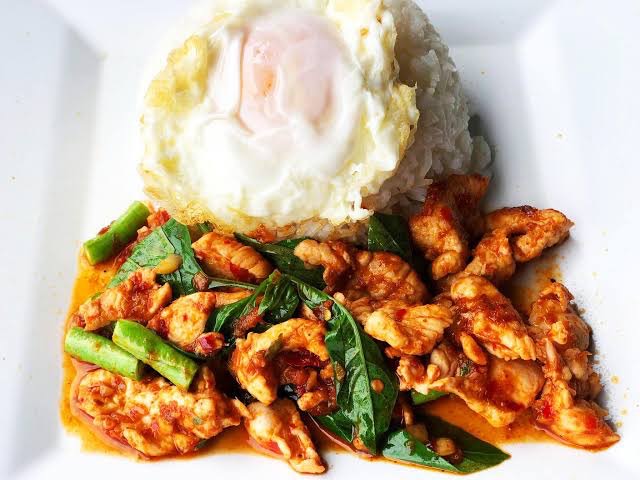 ข้าวราดผัดเครื่องแกงไก่