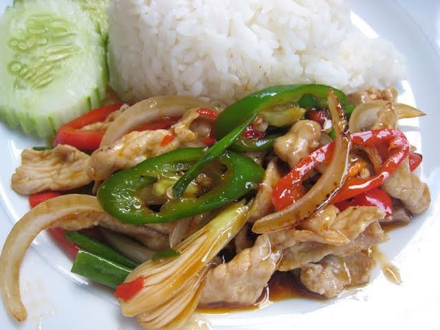 ข้าวราดผัดพริกสดไก่