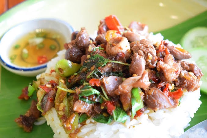 ข้าวราดผัดพริกสดครื่องในไก่