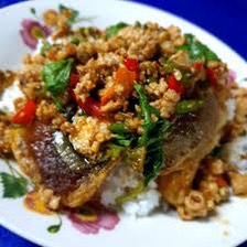 ข้าวราดกะเพราไข่เยี่ยวม้า