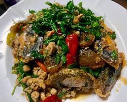 กะเพราไข่เยี่ยวม้า (กับข้าว)