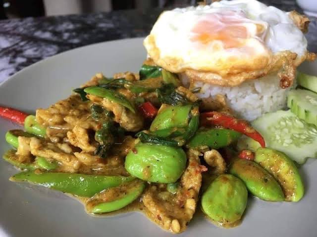 ผัดพริกแกงสะตอราดข้าว