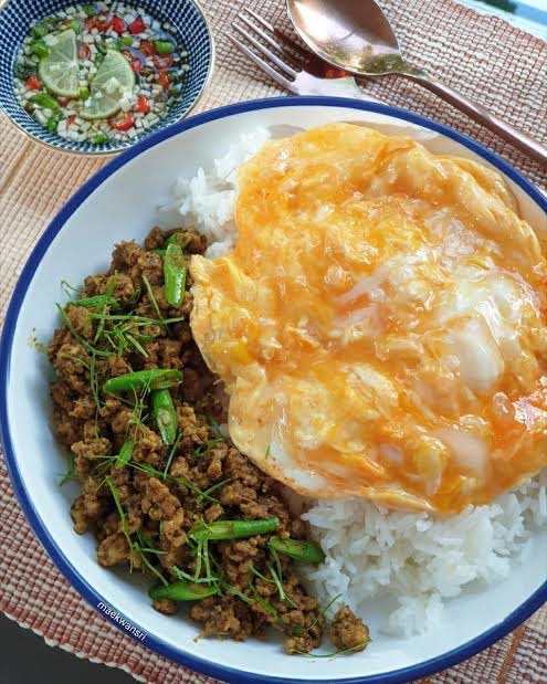 ผัดคั่วกลิ้งหมูสับ