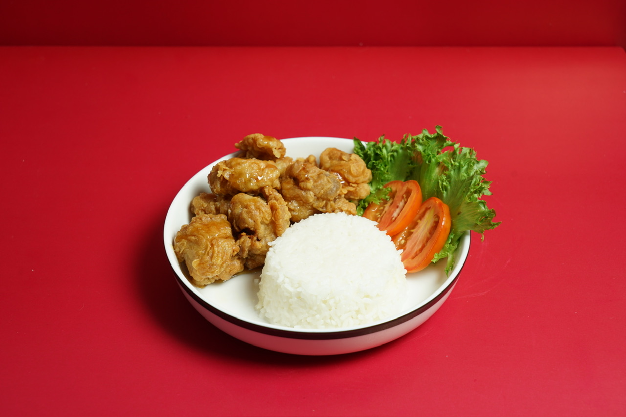 ข้าวไก่ทอดซอสน้ำปลา