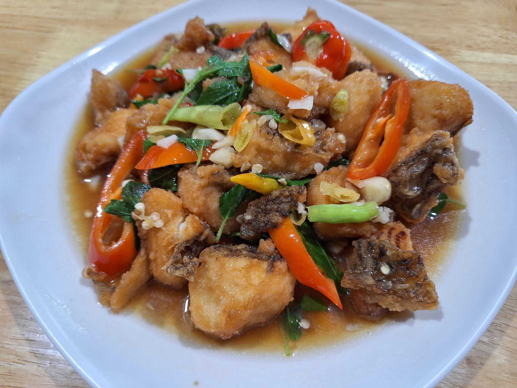 ผัดฉ่าปลากรอบ