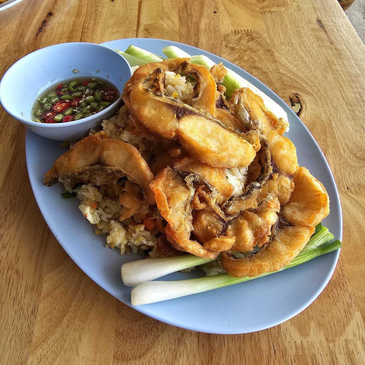ข้าวผัดปลากรอบ